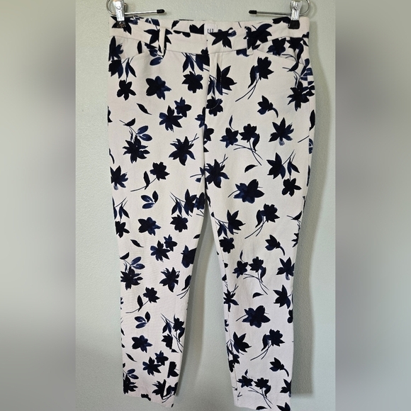 GAP Pants - Gap Navy Floral Skinnies Size 8